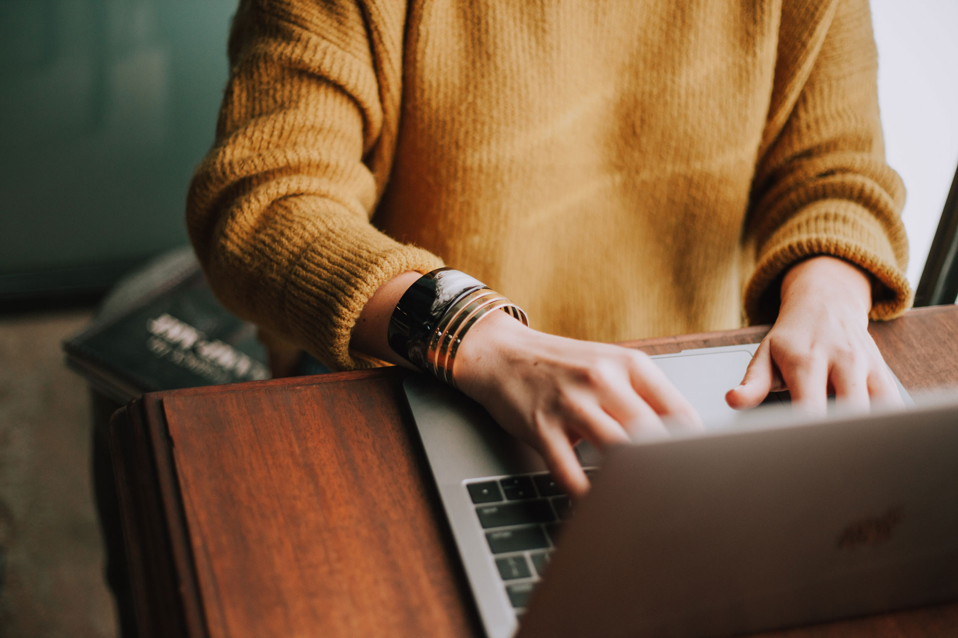 Person am Laptop bei der Beantragung von Dokumenten nach einem Todesfall.