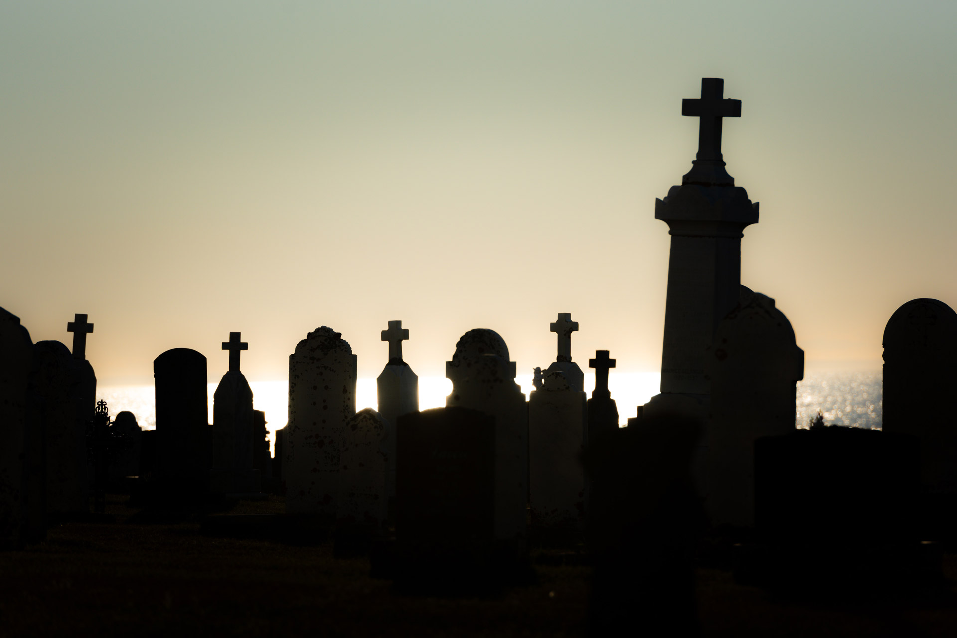Friedhof im Sonnenuntergang – Sunset Bestattungsvergleich