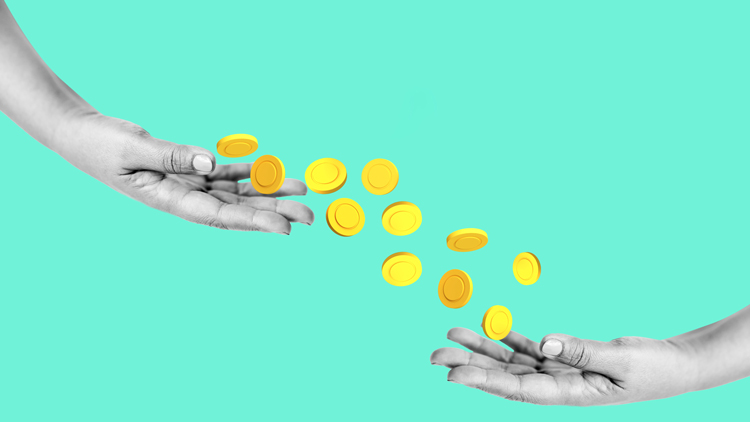 Finanzielle Absicherung durch Bestattungsvorsorge – Übergabe von Münzen