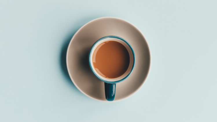 Sunset Bestattung Vergleichsportal Blog – Tasse Kaffee auf einem hellen Hintergrund