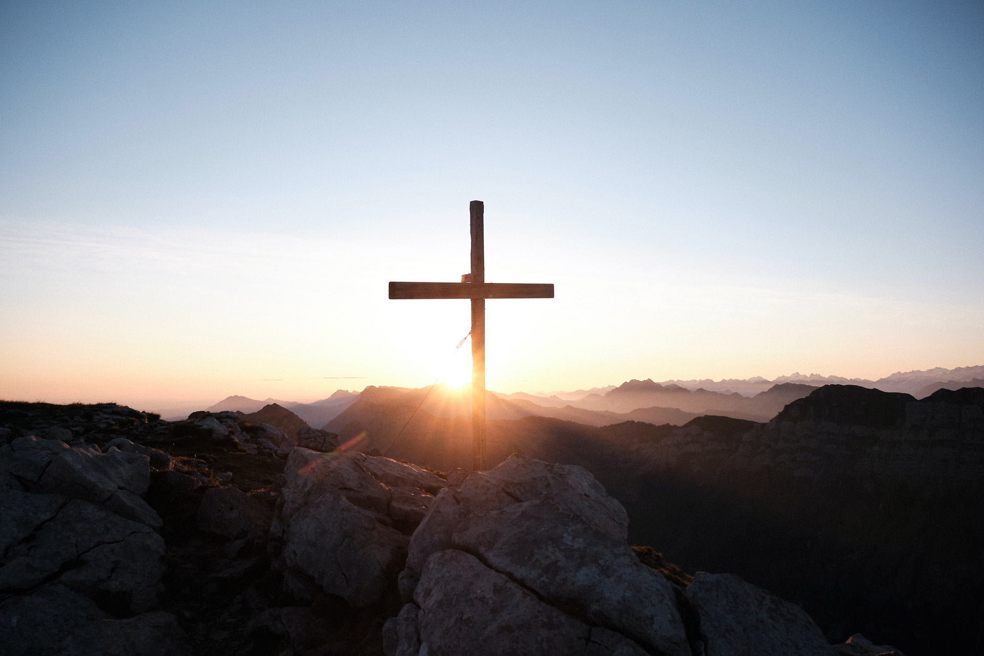 Kreuz auf einem Berg bei Sonnenaufgang - was tun bei akutem Todesfall.
