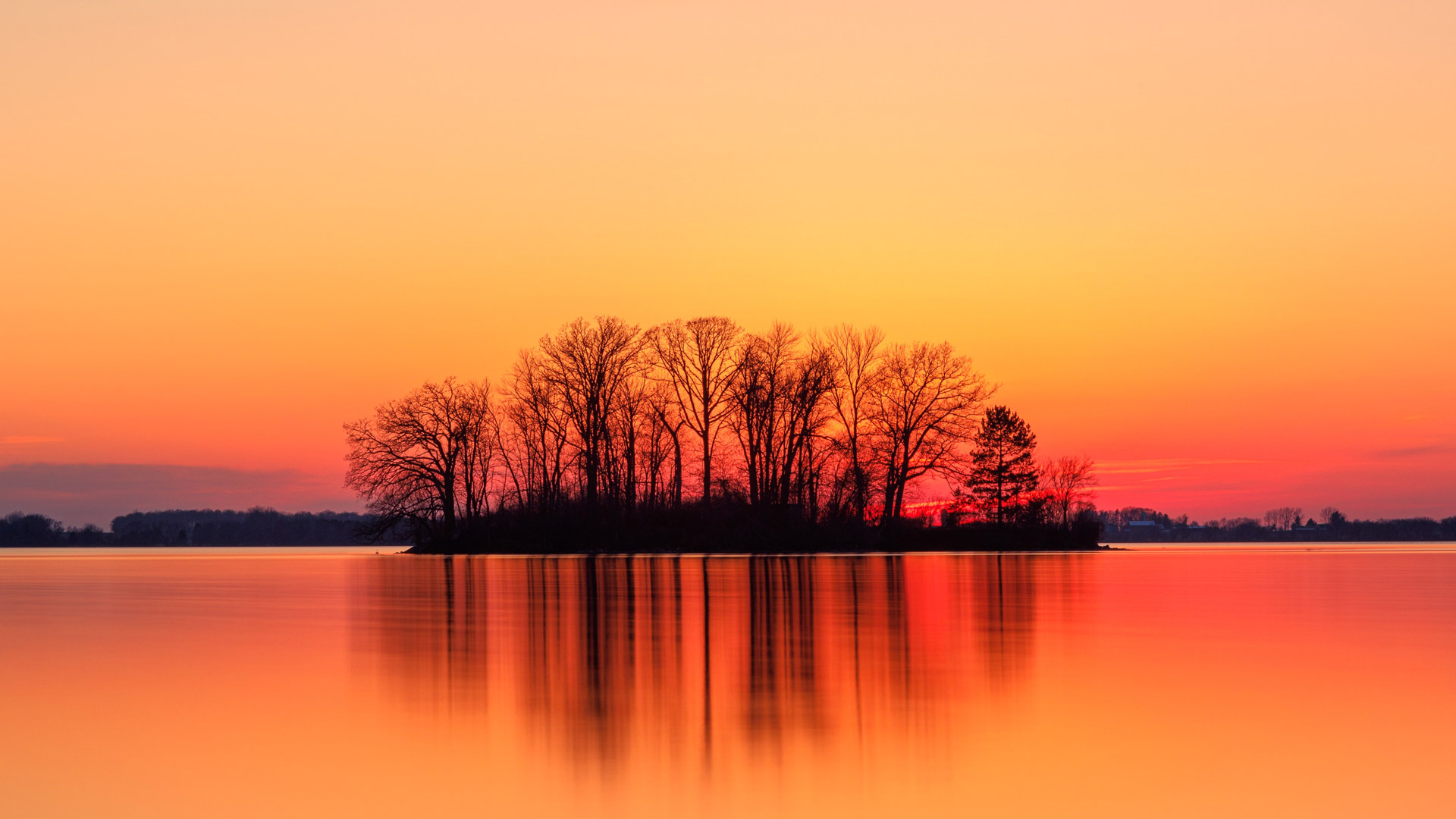 Insel bei Sonnenuntergang – Symbol für biologisch nachhaltige Bestattung in der Natur