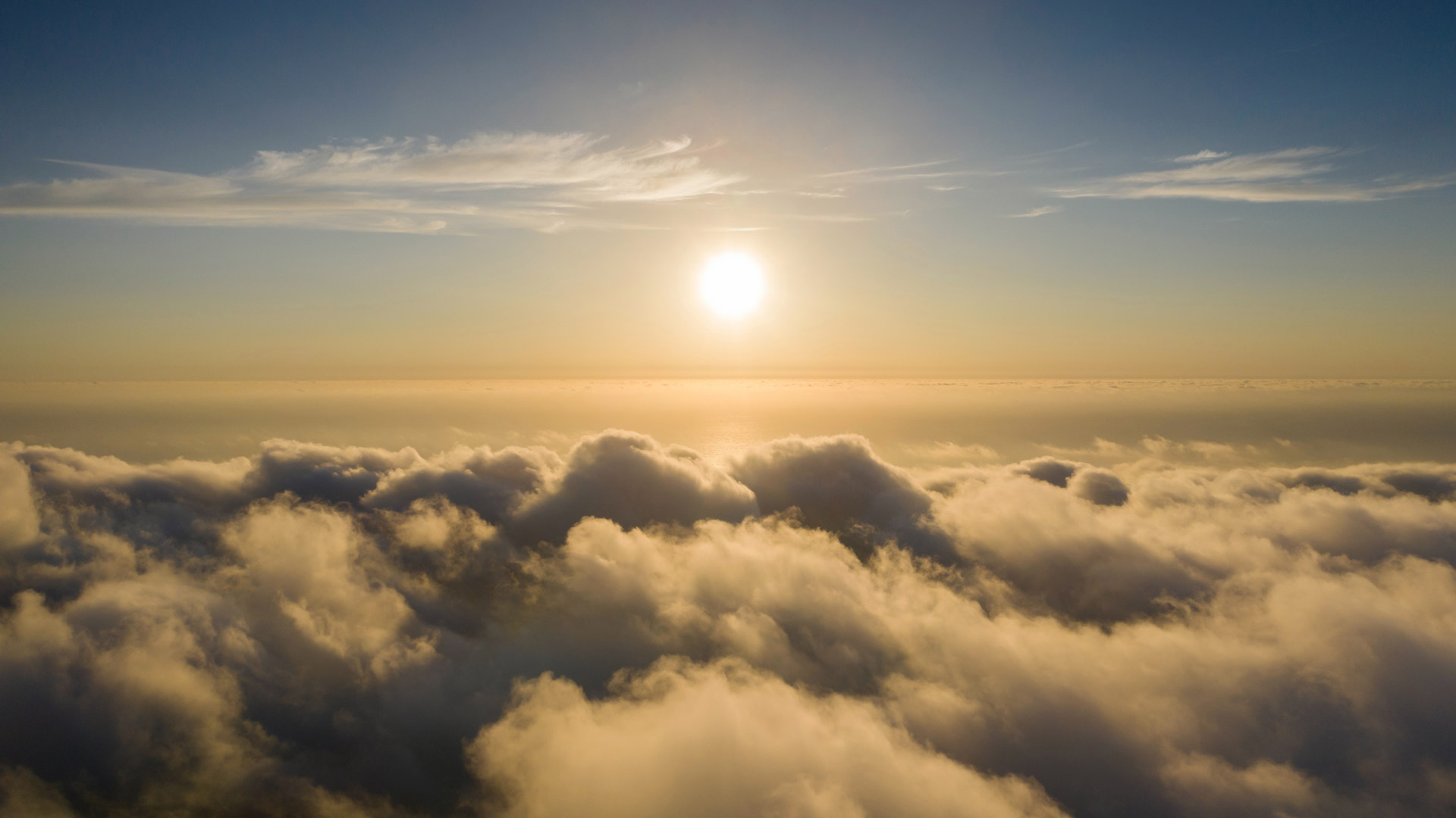 Sonnenaufgang über den Wolken – Symbol für Überführung und Rückflug im Trauerfall