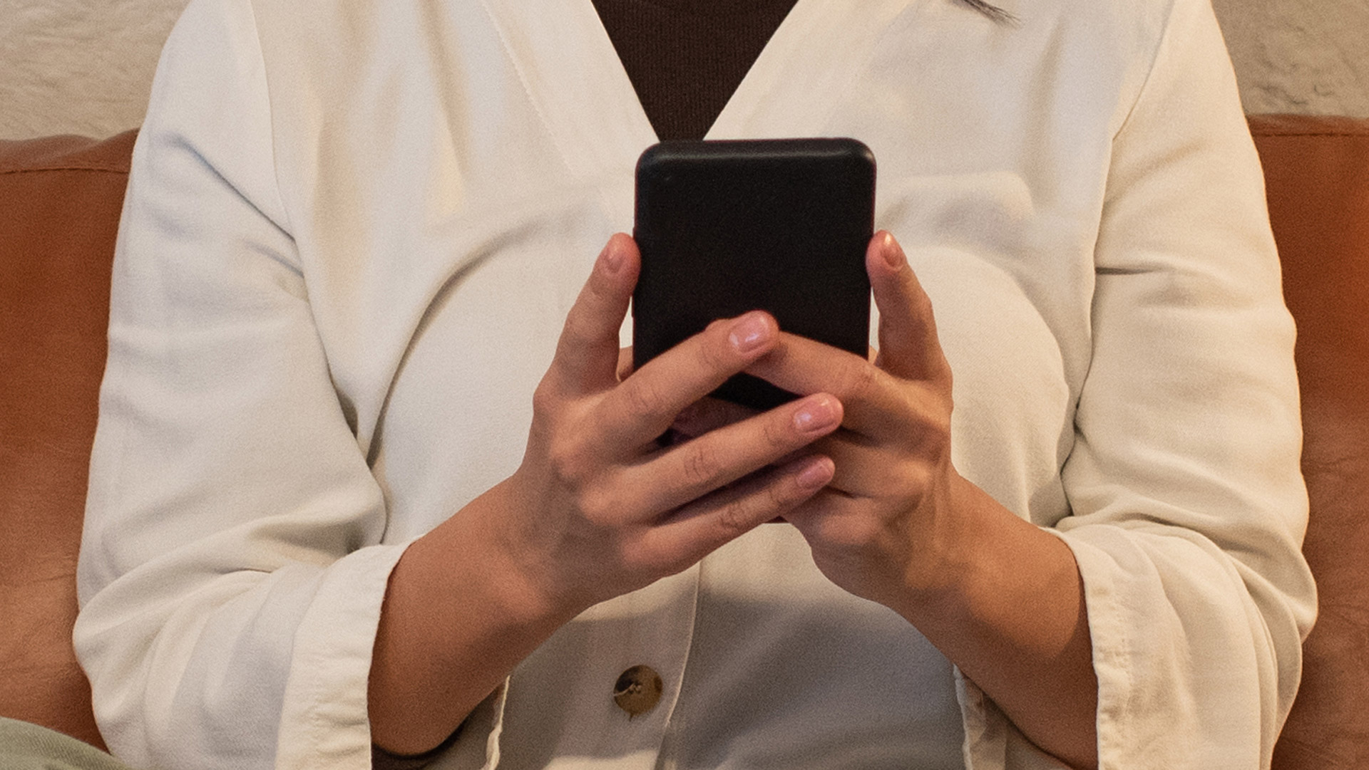 Person mit Smartphone – Verwaltung des digitalen Nachlasses nach dem Tod