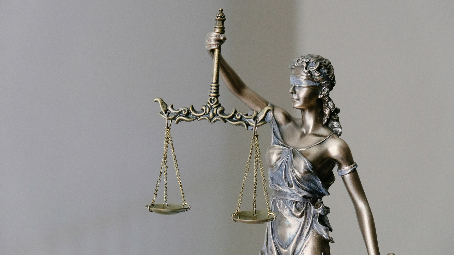 Justitia mit Waage – Bestattungsrecht und gesetzliche Vorgaben bei Beerdigungen