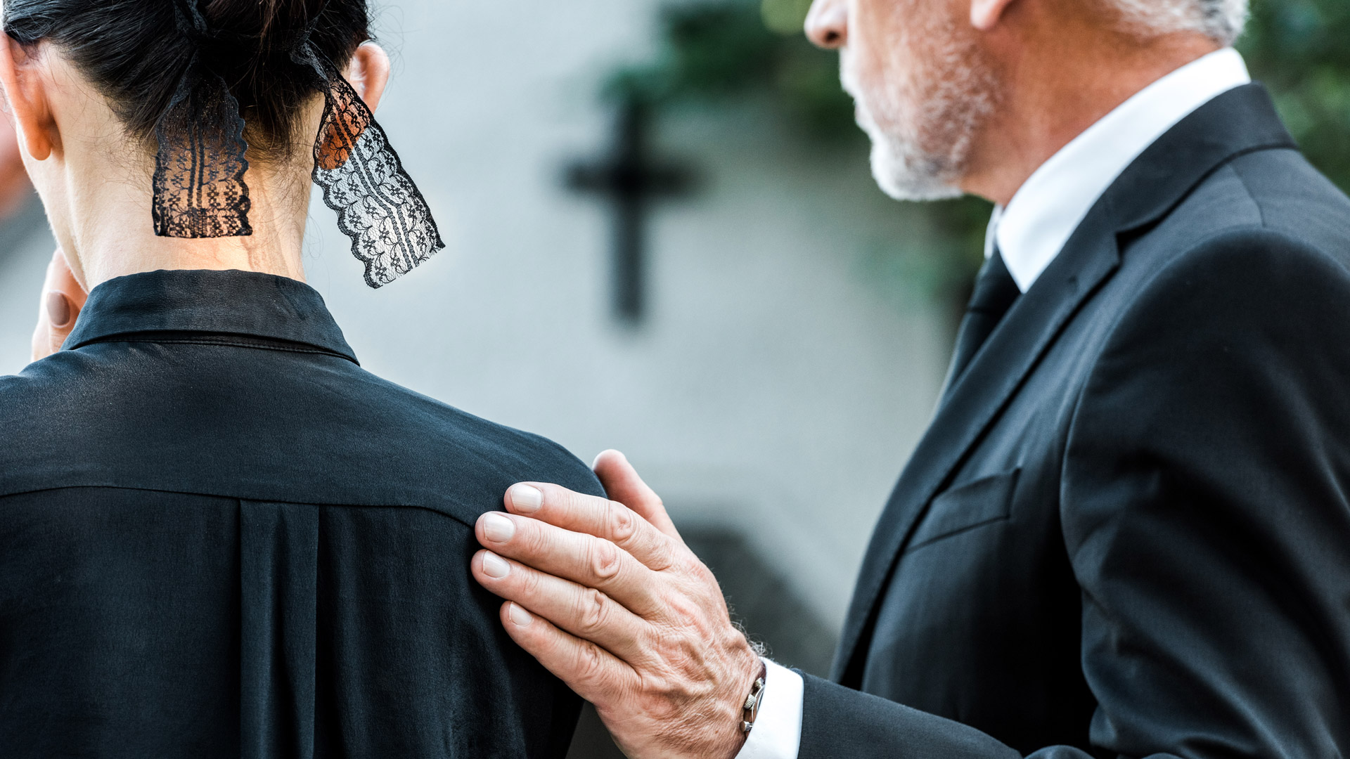 Trauergemeinde mit Beileidsbekundung –Aufgaben und Pflichten Bestatter