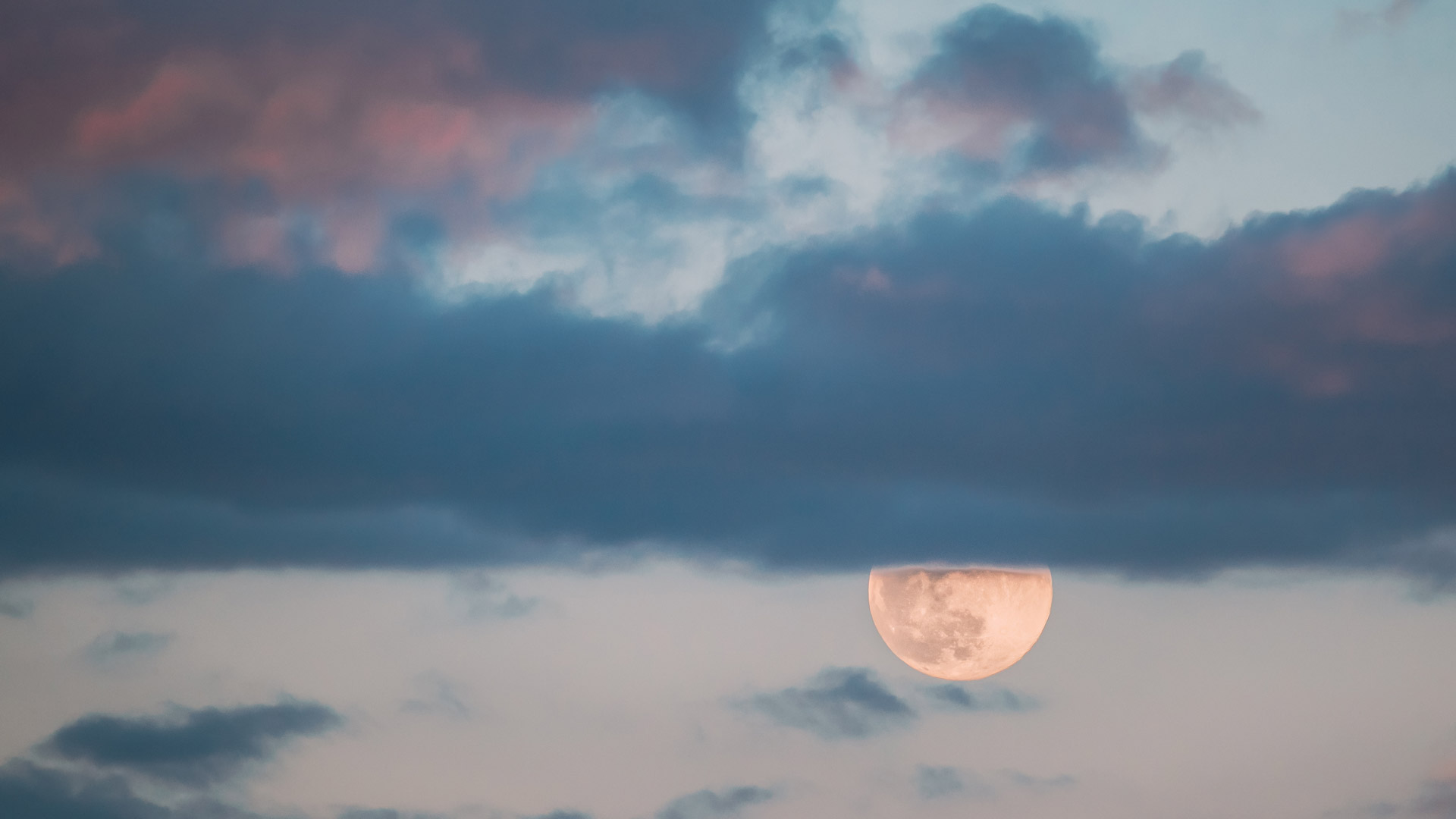 Halbmond hinter Wolken – Symbol für Trauer und Vergänglichkeit