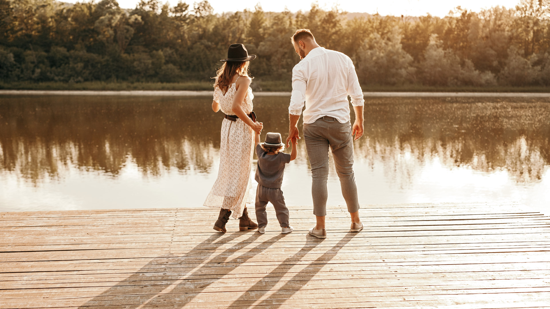 Familie am See bei Sonnenuntergang – Trauerbewältigung Unterstützung