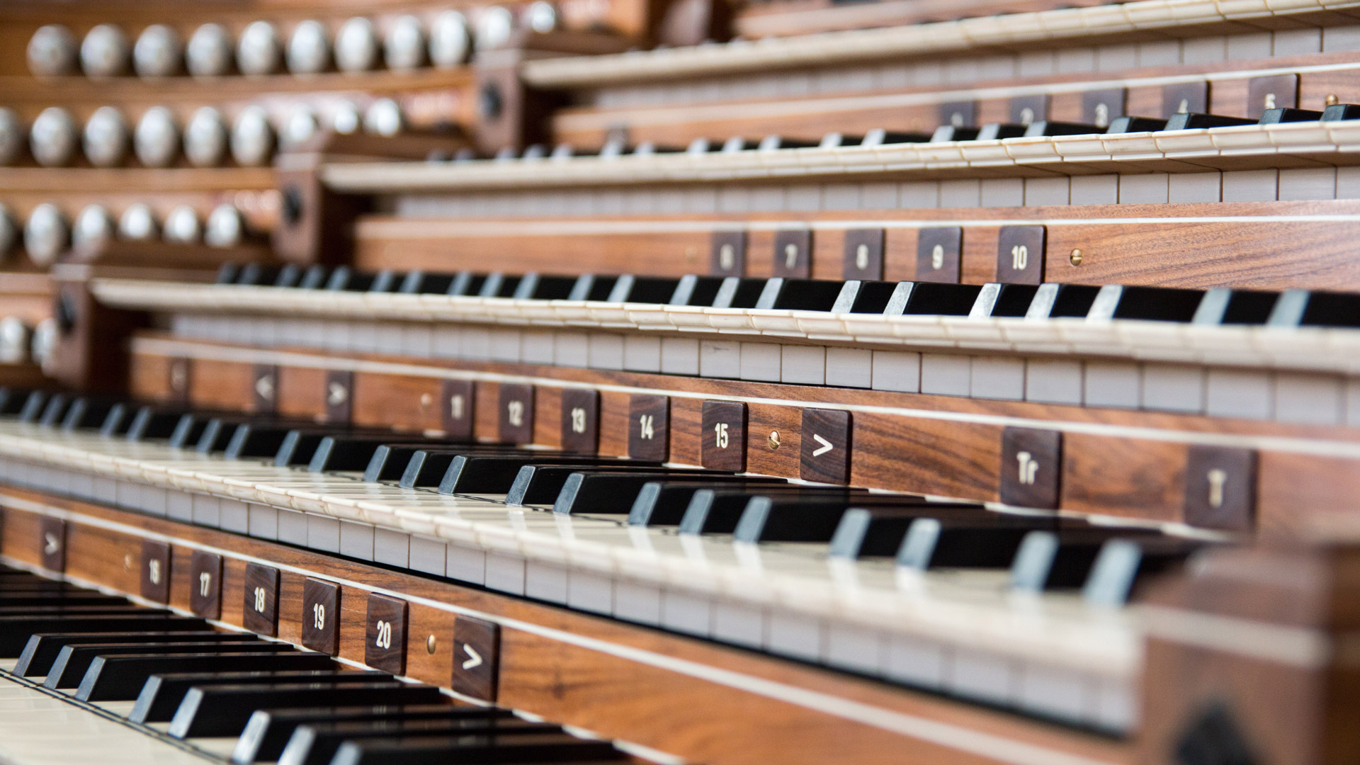 Orgel mit Tasten und Registern – Musik für Trauerfeiern